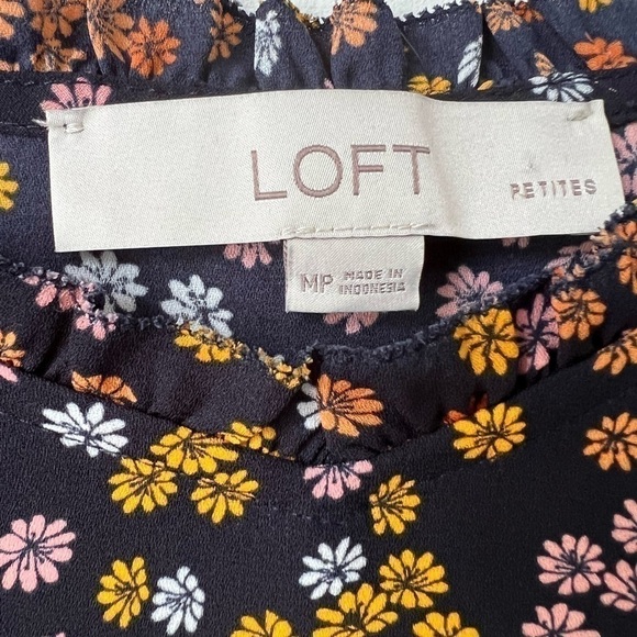 Loft V-neck floral tank w/ adjustable straps and ruffle‎ details. Size M petite. - Picture 3 of 4